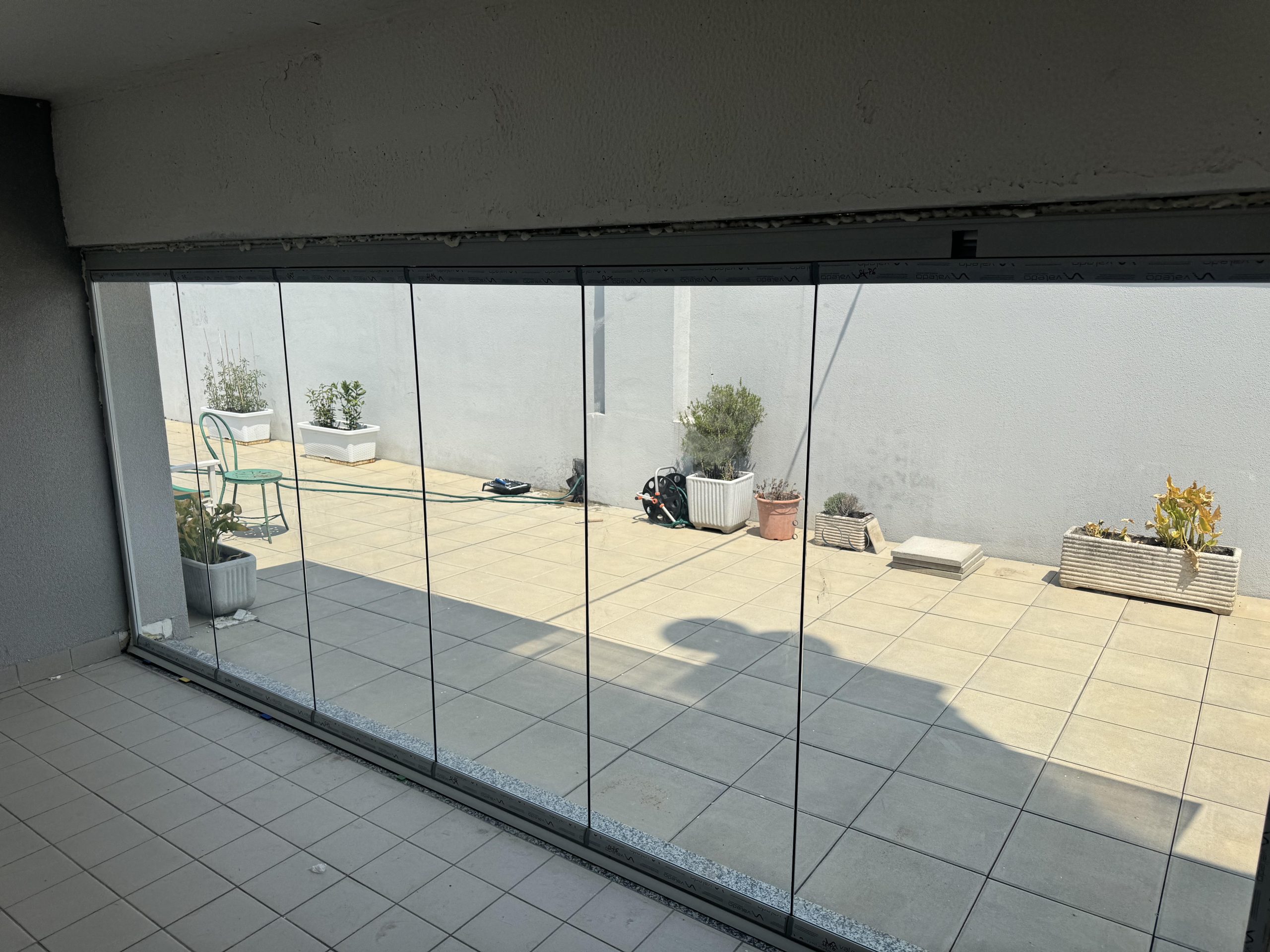 Vetrata panoramica con pannelli trasparenti affacciata sul terrazzo