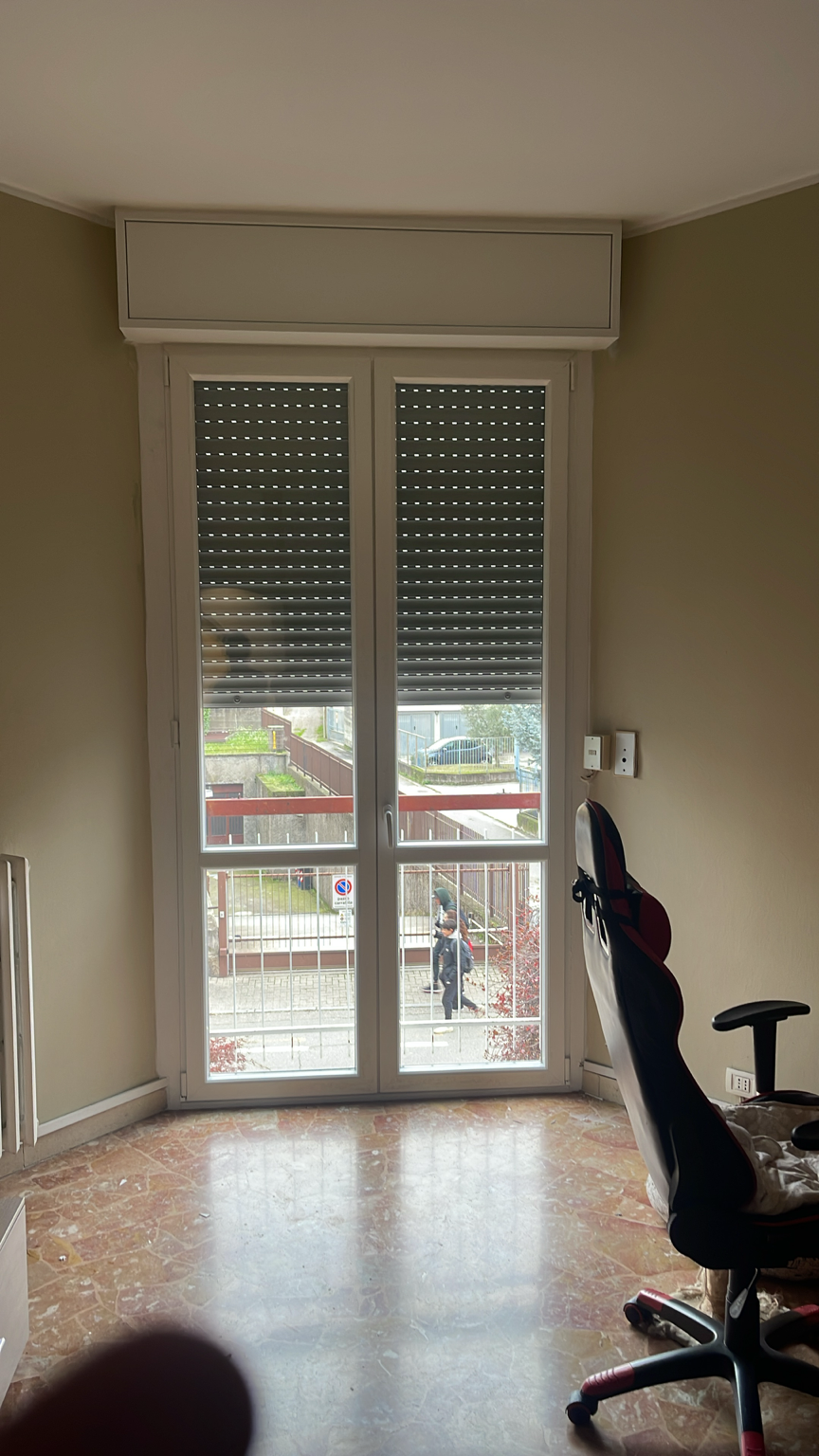 Porta finestra in PVC bianco a due ante con cassonetto interno