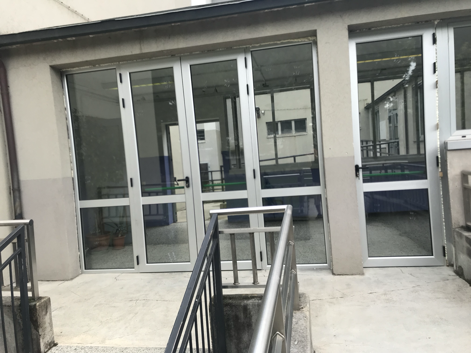 Serramenti in alluminio con porte vetrate per ingresso di un edificio