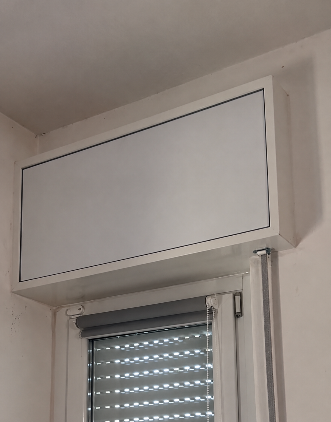 Cassonetto in PVC bianco montato sopra la finestra