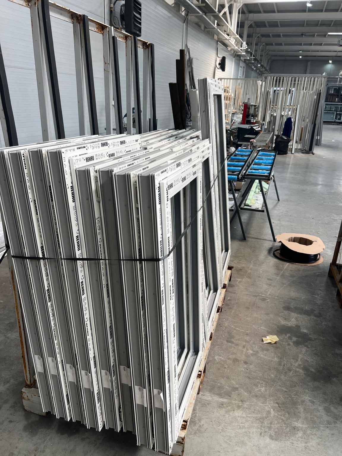 Serramenti in PVC bianco stoccati in magazzino