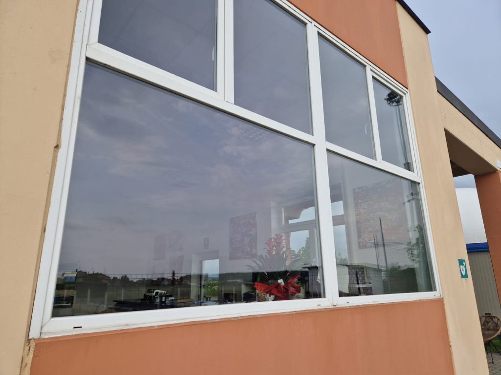 Ampia vetrata con serramenti bianchi sulla facciata di un edificio